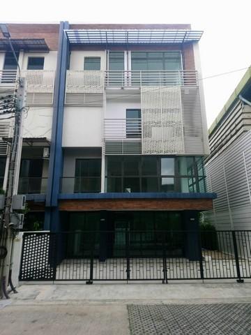 ให้เช่าโฮมออฟฟิศ 4 ชั้น โครงการ ดิสทริค เอกมัย-รามอินทรา ซอยรามอินทรา 40 หลังมุม ใกล้รถไฟฟ้าสายสีชมพูราคาเช่า 65,000 บาท / เดือน ( สัญญาขั้นต่ำ 1 ปี ประกัน 2 เดือน ล่วงหน้า 1 เดือน )ที่ตั้ง ถนนรามอินทรา ซอยรามอินทรา 40 แขวงนวลจันทร์ เขตบึงกุ่ม กรุงเทพมหานคร 10230ติดต่อ : คุณภัสพงณ์ 0634098164Line : deedee23https://www.facebook.com/profile.php?id=61581484955548เนื้อที่ 49 ตารางวา พื้นที่ใช้สอย 320 ตารางเมตร จำนวน 4 ชั้น 3 ห้องทำงาน 2 ห