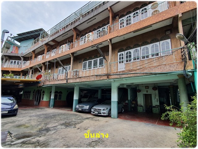 โอกาสทอง! ขายที่ดิน 209 ตร.ว. พร้อมตึก 3 ชั้น บนถนนบรรทัดทอง ทำเลทองใจกลางเมืองพลาดไม่ได้! ที่ดินแปลงสวยบนถนนบรรทัดทอง ทำเลศักยภาพสูงที่กำลังเติบโตอย่างต่อเนื่อง เหมาะสำหรับนักลงทุนที่มองหาผลตอบแทนสูง :: รายละเอียดและจุดเด่นของทรัพย์ ::- ที่ดินมีโฉนด (ไม่ใช่ที่ของจุฬาฯ) ขนาด 209 ตารางวา- แถมฟรี! ตึก 3 ชั้น พร้อมลิฟท์ 2 ตัว- สามารถจอดรถได้มากกว่า 10 คัน- ทำเลดีที่สุด: ตั