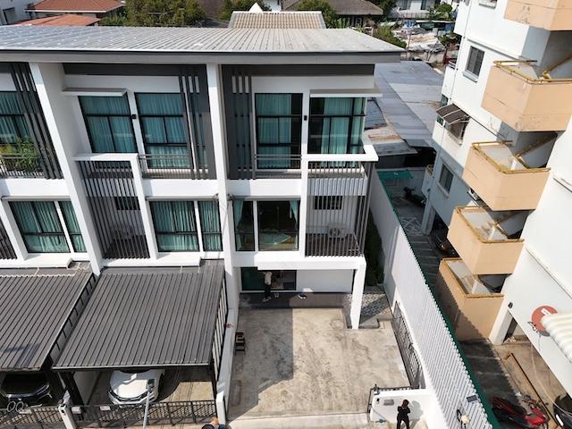 ให้เช่าทาวน์โฮม3ชั้น3นอนบ้านใหม่แต่งครบพร้อมอยู่ย่านโชคชัย4 Cozyโชคชัย4ซอย30เฟส3-4 ราคาเช่า 42,000 บาท / เดือนที่ตั้ง ถนนโชคชัย 4 ซอยโชคชัย 4 ซอย 30 แขวงลาดพร้าว เขตลาดพร้าว กรุงเทพมหานคร 10230ติดต่อ : คุณภัสพงณ์ 0634098164Line : deedee23https://www.facebook.com/profile.php?id=61581484955548เนื้อที่ 30.40 ตารางวา พื้นที่ใช้สอย 207 ตารางเมตร จำนวน 3 ชั้น 3 ห้องนอน 3 ห้องน้ำ มี 1 ห้องครัวเล็ก 1 ห้องครัวใหญ่ 1 โรงจอดรถ พร้อมพื้นที่ด้านข้างบ�