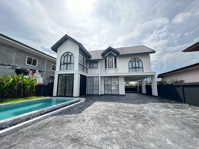 BH4121 ให้เช่าบ้าน 3 ชั้น ทำโฮมออฟฟิศได้ ใกล้เซ็นทรัล พระราม 2 ตรงข้ามโรงเรียนพระยามนธาตุ ทำเลดี เดินทางสะดวก เหมาะพักอาศัยและทำธุรกิจติดต่อ Agent คุณบัว (Bua)Tel: 093-646-4597LINE ID: Bua093ค่าเช่า 40,000 บาท/เดือนรายละเอียดบ้าน* บ้าน 3 ชั้น* พื้นที่ใช้สอย 350 ตารางเมตร* 5 ห้องนอน* 3 ห้องน้ำ* 1 ห้องครัว* 1 ห้องนั่งเล่น* เครื่องปรับอากาศ 7 เครื่อง* เหมาะสำหรับทำ Home Officeจุดเด่น* ใกล้เซ็นทรัล พระราม 2* ตรงข้ามโรง