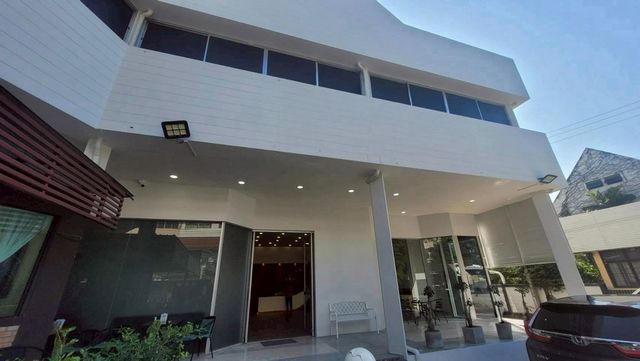 โซนช้างคลาน ขายเพียง 3.5 ล้าน กิจการร้านนวดเพื่อสุขภาพขนาดใหญ่ | ธุรกิจพร้อมดำเนินงาน ทำเลทองใจกลางเมือง ลูกค้าประจำแน่น รายได้ต่อยอดได้ทันทีโอกาสลงทุนธุรกิจสุขภาพและสปาในย่านท่องเที่ยวยอดนิยมของเชียงใหม่ รองรับทั้งลูกค้าชาวไทยและต่างชาติ พร้อมฐานลูกค้าเดิมและอุปกรณ์ครบครันรายละเอียดกิจการเตียงนวดจำนวน 98 เตียงเก้าอี้นวดเท้า 13 ตัวเครื่องปรับอากา�