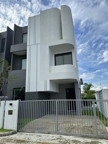ให้เช่าบ้านแฝด 3 ชั้น 203 ตร.ม. โครงการอัลติจูด ฟอเรสต์ อ่อนนุช-ลาดกระบัง หลังมุม พร้อมสระว่ายน้ำ ย่านลาดกระบังอ่อนนุช ใกล้สนามบินสุสรรรภูมิ บ้านหันหน้าทิศเหนือ หน้าบ้านกว้างไม่ติดใคร ใกล้คลับเฮ้าส์ และสวนส่วนกลางราคาเช่า 55,000 บาท / เดือนที่ตั้ง ถนนลาดกระบัง ซอยลาดกระบัง 1ก/7 แขวงลาดกระบัง เขตลาดกระบัง กทม. 10520ติดต่อ : คุณภัสพงณ์ 0634098164Line : deedee23https://www.facebook.com/profile.php?id=61581484955548เนื้อท�