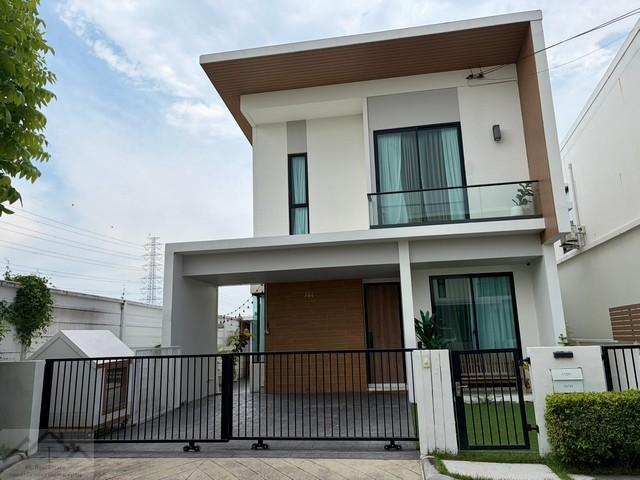 ให้เช่าแฝดสไตล์บ้านเดี่ยวหลังริม 2 ชั้น โครงการ Como Bianca บางนา กม.10 ใกล้เมกะบางนาติดต่อ:: ชยา โทร/ID Line:: 0942823961Link Line:: https://line.me/ti/p/3xFA1An8Kcรหัส# T26-746• บ้านแฝดสไตล์บ้านเดี่ยวหลังริม โครงการ Como Bianca ใกล้เมกะบางนา• เฟอร์นิเจอร์และเครื่องใช้ไฟฟ้าพร้อมอยู่ ทำเลดีมาก เหมาะกับผู้ที่ชอบความเงียบสงบ• เนื้อที่ 35 ตรว.• พื้นที่ใช้สอย 165 ตรม.• 4 ห้องนอน (สามารถปรับได้ตามการใช้งาน)• 3 ห้องน้ำ• จอดรถได้ 2