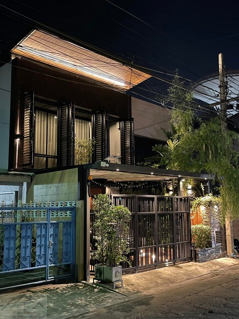 ให้เช่า - ขายทาวน์โฮมหรู 2 ชั้น 220 ตรม. ซอยรามคำแหง 26-1 เหมาะทำออฟฟิศและอยู่อาศัย เดินทางสะดวก ใกล้เดอะไนน์พระราม 9*** ราคาเช่า 60,000 บาท/เดือน *** ราคาขาย 9.5 ล้านบาท ติดต่อ::  ชยา โทร/ID Line:: 0942823961   Link Line:: https://line.me/ti/p/3xFA1An8Kcรหัส# T26-768ทาวน์โฮมหรู 2 ชั้น ซอยรามคำแหง 26-1 เดินทางสะดวก ใกล้เดอะไนน์พระราม 9• เนื้อที่​ 27 ตรว• พื้นที่ใช้สอย 220 ตรม.• 3 ห้องนอน• 3 ห้องน้ำรายละเอียดเพิ่มเติม• ชั้นล่าง : พื้นที่ offic