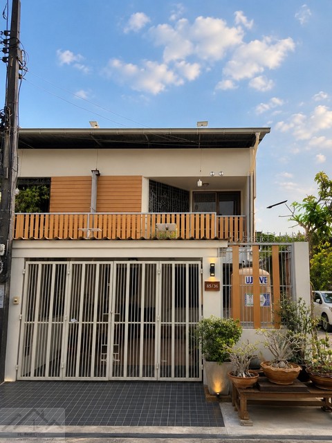 ให้เช่าทาวน์โฮม 2 ชั้น หมู่บ้านเสียงสนนิเวศน์ สุขุมวิท 68 รีโนเวทใหม่ เฟอร์พร้อมเข้าอยู่ *** ราคาเช่า 20,000 บาท/เดือน  ติดต่อ::  ชยา โทร/ID Line:: 0942823961   Link Line:: https://line.me/ti/p/3xFA1An8Kcรหัส# T26-767• ทาวน์เฮาส์ 2 ชั้น หมู่บ้านเสียงสนนิเวศน์ สุขุมวิท 68 รีโนเวทใหม่ พร้อมเข้าอยู่ • ขนาด 24 ตารางวา• 2 ห้องนอน• 2 ห้องน้ำ• ที่จอดรถภายในบ้านพร้อมเฟอร์นิเจอร์และเครื่องใช้ไฟฟ้า• เตียงนอน• ตู้เสื้อผ้า• โต๊ะทำ�