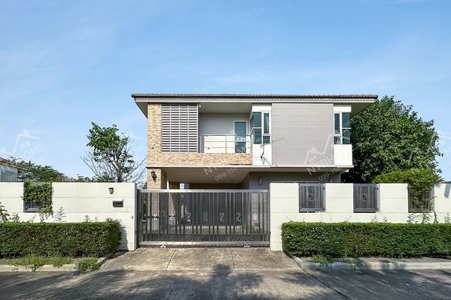  บ้านเดี่ยว 2 ชั้น ชวนชื่น กอล์ฟ อเวนิว กรุงเทพ-ปทุมธานี พร้อมอยู่ ใกล้ทางด่วนศรีสมาน* พื้นที่ 207 ตร.ว. ฟังก์ชัน 4 ห้องนอน 3 ห้องน้ำ ต่อเติมโรงรถและต่อเติมครัวปิด+เคาเตอร์ แถมแอร์ เครื่องทำน้ำอุ่น เฟอร์นิเจอร์บางส่วน ปั๊มน้ำแทงค์น้ำพร้อมใช้งาน จอดรถได้ 2 คัน มีพื้นที่ใช้สอยรอบตัวบ้าน (พร้อมบ้าน 99 ตร.ว.+ที่ดินข้างบ้าน 108 ตร.ว.)* ทำเลดี ติดถนนกรุงเทพฯ-ปทุมธานี (ทล.307) ต.บาง�