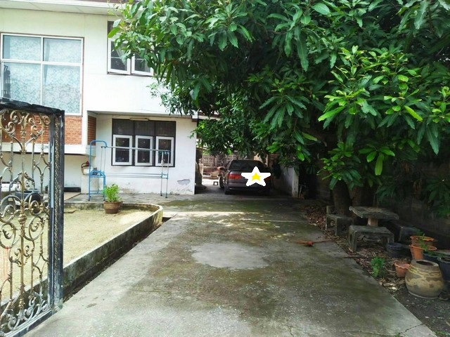 ขายที่ดินพร้อมสิ่งปลูกสร้างบ้าน 1 หลังบนเนื้อที่ 107 ตร.วา ซอยรัชดาภิเษก32 ซอยตันเงียบสงบ เพื่อนบ้านดี เดินทางสะดวก *** ราคาขาย 12 ล้านบาท ติดต่อ::  ชยา โทร/ID Line:: 0942823961   Link Line:: https://line.me/ti/p/3xFA1An8Kcรหัส# T26-238 ที่ดินพร้อมสิ่งปลูกสร้างบ้าน 1 หลัง ซอยรัชดาภิเษก32 ซอยตันเงียบสงบ เพื่อนบ้านดี เดินทางสะดวก เนื้อที่ 107 ตร.วา เข้ามาในซอยประมาณ 1 กม.ถนนซอยกว้าง ซอยตันสงบ เพื่อนบ้านดี (ซ้ายขวา หมอ ทห�