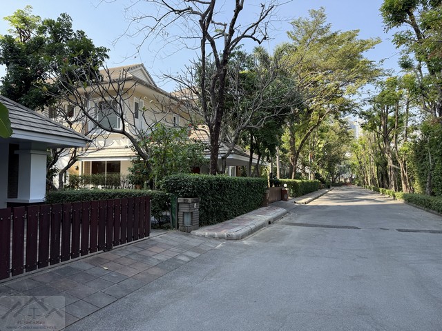 ให้เช่าบ้านเดี่ยว Pool Villa 2 ชั้น 400 ตร.ม. 4 ห้องนอน สุขุมวิท 36 การ์เด้น วิลเลจ โครงการบ้านเดี่ยวสุด Private ใกล้ BTS ทองหล่อ เพียง 300 เมตร *** ราคาเช่า 250,000 บาท/เดือน  ติดต่อ::  ชยา โทร/ID Line:: 0942823961   Link Line:: https://line.me/ti/p/3xFA1An8Kcรหัส # T26-725บ้านเดี่ยวพูลวิลล่า 2 ชั้น สุขุมวิท 36 การ์เด้น วิลเลจ โครงการบ้านเดี่ยวสุด Private 9 หลัง บรรยากาศโครงการร่มรื่น• พื้นที่ใช้สอย 400 ตร.ม.• 4 ห้องนอน ห้องพักกว้างขวาง• 4 ห้องน้ำ • มีสร�