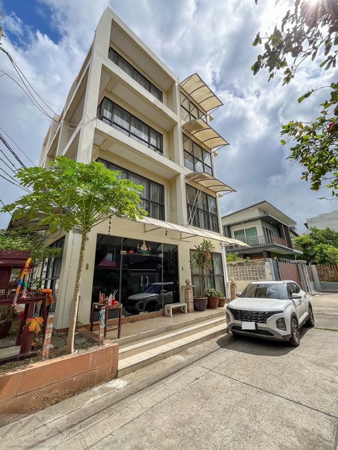 ขายด่วน อาคารสำนักงาน 4 ชั้น 400 ตรม รามคำแหง 62 - 64 ใกล้รถไฟฟ้าสีส้ม สถานีคลองบ้านม้า *** ราคาขาย 18 ล้านบาท ติดต่อ::  ชยา โทร/ID Line:: 0942823961   Link Line:: https://line.me/ti/p/3xFA1An8Kcรหัส # T26-517อาคารสำนักงาน 4 ชั้น รามคำแหง 64 ใกล้รถไฟฟ้าสีส้ม สถานีคลองบ้านม้า • ที่ดิน 50 ตรว. • พื้นที่ใช้สอย 400 ตรม • มีห้องน้ำแยกชาย-หญิง ทุกชั้น • ห้องพนักงาน,ห้องผู้บริหาร เป็นสัดส่วน รวมทั้งหมดประมาณ 12 ห้อง • มีห้องพักแม่บ้าน • �