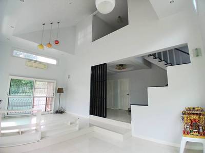 ขายบ้านเดี่ยว 2 ชั้น บ้านเล่นระดับ ห้องรับแขกสูง โปร่ง รีโนเวทใหม่ทั้งหลังที่ตั้ง:  ถนน รพช  อำเภอหลักหก จังหวัดปทุมธานี 12000ขนาดที่ดิน 133.5 ตารางวา พื้นที่ใช้สอย 171 ตารางเมตร ที่ดินกว้าง 17.8 เมตร ลึก 30 เมตร ล้อมรั้วปูน ประตูหน้าบ้านใช้รีโมท3 ห้องนอน 3 ห้องนอน 1 ห้องโถง 1 ห้องครัว 1 ห้องซักรีด โรงจอดรถ 3 คันมีทั้งครัวบิ้วอินในบ้านและหลังบ้าน ลานซักล้างหลังบ้านมีชานระเบี�