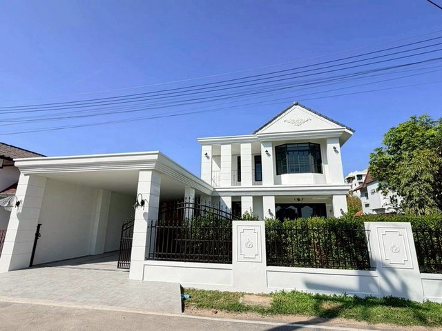 #โซนสุเทพ ราคาพิเศษ 8.99 ล้าน บ้าน 2 ชั้น #สไตล์โมเดิร์นคลาสสิค ดีไซน์หรู ลงตัวทุกมุมมอง #ใกล้มช. — มีเพียงหลังเดียวเท่านั้น บ้านกว้าง โปร่ง บรรยากาศเงียบสงบ เดินทางสะดวกมาก #หิ้วกระเป๋าพร้อมเข้าอยู่ได้เลยพื้นที่ดิน 70 ตร.วา | พื้นที่ใช้สอย 202 ตร.ม.4 ห้องนอน | 3 ห้องน้ำ | ครัวไทย + ครัวฝรั่งบิวท์อินจอดรถได้ 3 คันสนามหญ้าส่วนตัว รองรับกิจกรรมครอบครัวติดตั้งระบบไฟ รองรับ EV 