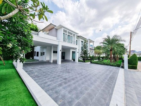 ให้เช่า #บ้านเดี่ยว หมู่บ้านเพอร์เฟค มาสเตอร์พีซ สุขุมวิท 77 #ใกล้โรบินสันลาดกระบัง #ย่านลาดกระบังราคาเช่า 285,000 บาท/เดือน#รายละเอียดประเภททรัพย์ : บ้านเดี่ยว 2 ชั้นหมู่บ้าน : เพอร์เฟค มาสเตอร์พีซ สุขุมวิท 77 (Perfect Masterpiece Sukhumvit 77)ขนาดที่ดิน : 210 ตารางวาพื้นที่ใช้สอย : 585 ตรม.จำนวนห้อง : 5 ห้องนอน 5 ห้องน้ำ- 1 ห้องอเนกประสงค์- 1 ครัวไทย 1 ครัวฝรั่ง- 1 ห้องแม่บ้าน + 1 ห้องน้ำแม่บ้าน- 1 ห้องซักล�