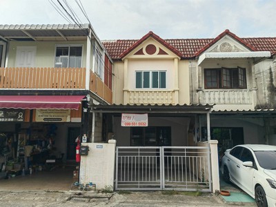 ขายถูกมาก ทาวน์เฮาส์ บ้านร่มทิพย์ หทัยราษฎร์ 33 .TPI-3137.ที่ตั้ง : หมู่บ้านร่มทิพย์ หทัยราษฎร์ 33 แขวงสามวาตะวันตก เขตคลองสามวา กรุงเทพมหานครGoogle Maps :https://maps.app.goo.gl/SfL7MJM3cWoFuHkX6.รายละเอียดทรัพย์- ทาวน์เฮาส์ 2 ชั้น สภาพดี พร้อมสำหรับปรับปรุงและตกแต่งตามสไตล์ที่ต้องการ- เนื้อที่ 16 ตารางวา- พื้นที่ใช้สอย 90 ตารางเมตร- 2 ห้องนอน  2 ห้องน้ำ- จอดรถภายในบ้าน 1 คัน- บ้านสภาพเดิม.จุดเด่นของทรัพย์- �