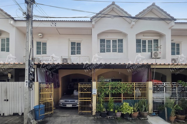  ทาวน์โฮม 2 ชั้น บัวทองธานีพาร์ควิลล์ 8 บางบัวทอง (ซอยจันทร์ทองเอี่ยม) ต่อเติมครบ ใกล้รถไฟฟ้า* พื้นที่ 21 ตร.ว. ฟังก์ชัน 3 ห้องนอน 2 ห้องน้ำ จอดรถได้ 1 คัน ต่อเติมครบทั้งโรงรถและครัวปิด แถมปั๊มน้ำแทงค์น้ำพร้อมใช้งาน* ทำเลดี ตั้งอยู่ในซอยจันทร์ทองเอี่ยม เข้า-ออกได้หลายเส้นทาง ได้แก่ ถนนรัตนาธิเบศร์, ถนนบางกรวย-ไทรน้อย, ซอยจันทร์ทองเอี่ยม ใกล้สถานีรถไฟฟ้าสายสีม่วง �