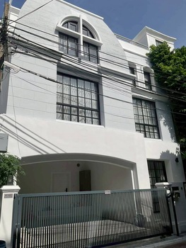 ให้เช่า #ทาวน์โฮม 4 ชั้น (Renovateใหม่) ซอยเอกมัย 12 (ซอยเจริญใจ) #ใกล้โรงเรียนเอกมัยอินเตอร์ราคาเช่า : 120,000 บาท/เดือน#รายละเอียดประเภททรัพย์ : ทาวน์โฮม 4 ชั้น (Renovateใหม่)ขนาดที่ดิน : 36 ตรว.พื้นที่ใช้สอย : 400 ตรม. จำนวนห้อง : 4 ห้องนอน 5 ห้องน้ำ- 1 ห้องนั่งเล่น- 1 ห้องแม่บ้าน ที่จอดรถ : 2 คันเฟอร์นิเจอร์ / เครื่องใช้ไฟฟ้า : เฟอร์นิเจอร์ครบตามรูป-  แอร์ 6 ตัว- ชุดห้องนอน 2 ชุด- ตู้เย็น- โต๊ะอาหารพิก�