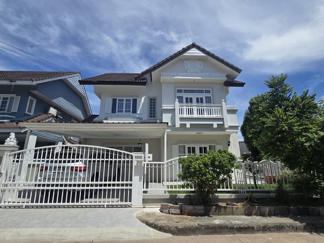 ให้เช่าบ้านเดี่ยว 2 ชั้น หมู่บ้านพาร์คเวย์ ชาเล่ต์ รามคำแหง 190/1บ้านรีโนเวทใหม่ หลังมุม ทำเลดีอยู่ซอยต้นๆเฟอร์นิเจอร์ครบ พร้อมเข้าอยู่ ใกล้รถไฟฟ้าสายสีส้มบ้านเดี่ยวบรรยากาศร่มรื่น พื้นที่ใช้สอยกว้างขวาง เหมาะสำหรับครอบครัวที่มองหาความเป็นส่วนตัวและความสะดวกสบายในชีวิตประจำวันที่ตั้ง: ซอยรามคำแหง 190/1 แขวงมีนบุรี เขตมีนบุรี กรุงเทพฯใกล้สถานีรถไฟฟ้าส�