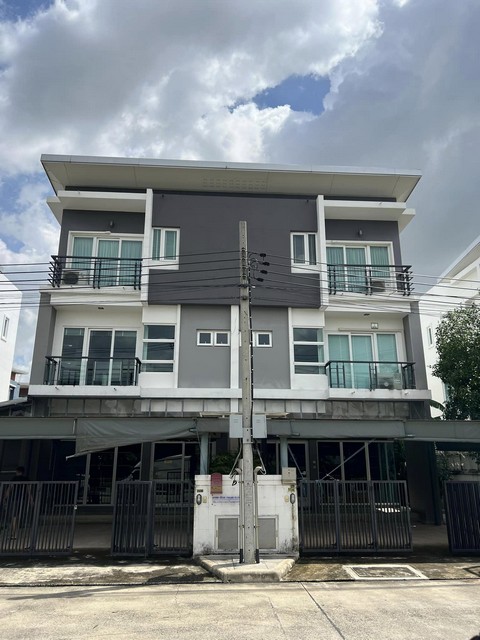 ขายโฮมออฟฟิศ 3 ชั้น 100 ตรว. 500 ตรม. หมู่บ้านชวนชื่นโมดัส วิภาวดี พร้อมโกดัง ติดริมถนนใหญ่วิภาวดี ใกล้สนามบินดอนเมือง*** ราคาขาย 35 ล้านบาท ต่อรองได้ *** ราคาเช่า 150,000 บาท/เดือนติดต่อ::  ชยา โทร/ID Line:: 0942823961   Link Line:: https://line.me/ti/p/3xFA1An8Kcรหัส# T26-741โฮมออฟฟิตบ้านแฝด 3 ชั้น ทำเลทอง หมู่บ้านชวนชื่นโมดัส วิภาวดี อยู่ติดริมถนนใหญ่วิภาวดีขาเข้าฝั่งเดียวกับเจ้เล้ง ดอนเมือง• ขนาด 100 ตรว.• พื้นที่ใช้สอย 