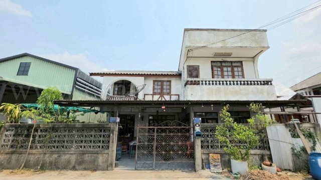 รหัสทรัพย์ 7042บ้านเดี่ยว 69 ตร.วา ซอยเพชรเกษม 68 ใกล้ MRT บางแค ราคาถูกที่ตั้ง : ถนนเพชรเกษม แขวงบางแคเหนือ เขตบางแค กรุงเทพมหานคร 10160รายละเอียดทรัพย์- เนื้อที่ดิน 69 ตารางวา (หน้ากว้าง 14 เมตร x ลึก 20 เมตร)- บ้านเดี่ยว 2 ชั้น พื้นที่ใช้สอย 106 ตารางเมตร รวมเฟอร์นิเจอร์บางส่วน- 6 ห้องนอน, 4 ห้องน้ำ, 1 ห้องพระ, 1 ห้องรับแขก, 1 ห้องครัว, 2 ที่จอดรถ- พื้นที่หลังบ้านมีสิ่งปลูกสร้าง 2 ชั้น 50 ตาร�