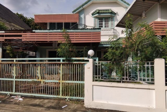   ขาย บ้านเดี่ยว/ทาวน์เฮ้าส์/คอนโด โครงการ หมู่บ้านธารารมย์ พาร์คเวย์โฮม  ถนนรามคำแหง ซอยรามคำแหง 150 ตำบล สะพานสูง อำเภอบึงกุ่ม จังหวัดกรุงเทพมหานคร  ราคา   4,800,000    บาท  (ราคาต่อรองได้)  รายละเอียดทรัพย์ -  เนื้อที่ 72.6ตรว. พื้นที่ใช้สอย159 ตรม. -  3 ห้องนอน 3 ห้องน้ำ 1 ที่จอดรถ -  1 ที่จอดรถ  -  บ้านหันไปทางทิศ ตะวันตกเฉียงใต้  พิกัดทรัพย์ : https://maps.app.goo.gl/UpudYsD2ot4Dg4Ho8  สถานที่ใกล้เคียง  - โรงพยาบา�