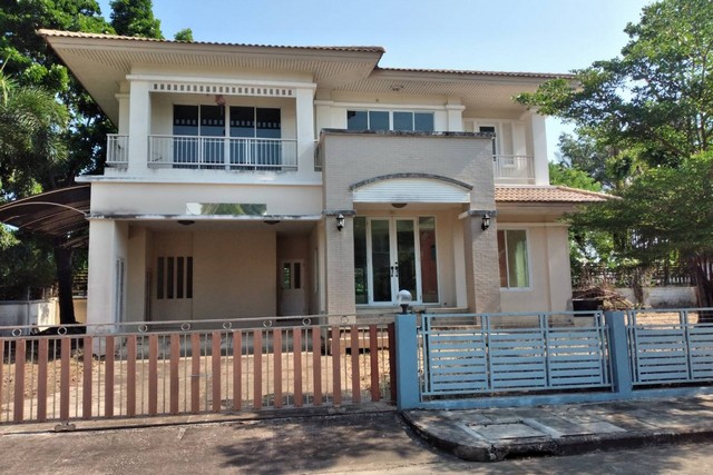   ขาย บ้านเดี่ยว/ทาวน์เฮ้าส์/คอนโด โครงการ หมู่บ้านเดอะวอเตอร์ เฮาส์ บางแคถนนบางบอน 3 แขวงหลักสอง เขตบางแค กรุงเทพมหานคร  ราคา    9,100,000   บาท  (ราคาต่อรองได้)  รายละเอียดทรัพย์ -  เนื้อที่ 177.6 ตรว. -  3 ห้องนอน 2 ห้องน้ำ 1โถงและครัว จอดรถได้ 2 คัน -  1 ที่จอดรถ  -  บ้านหันไปทางทิศ ตะวันตกเฉียงเหนือ  พิกัดทรัพย์ : https://maps.app.goo.gl/AoAYpBTK6WD5x7W6A  สถานที่ใกล้เคียง  - เดอะมอลล์บางแค- โรงเรียนสารสาสน์บางบ�