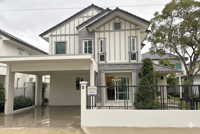 BH4134 ให้เช่าบ้านเดี่ยว Villaggio 3 ศรีนครินทร์-บางนา บ้านสวยพร้อมอยู่ เฟอร์นิเจอร์ครบ ใกล้ Mega Bangnaติดต่อAgent คุณบัว (Bua)Tel: 093-646-4597LINE ID: Bua093ราคาเช่า 95,000 บาท/เดือนให้เช่าบ้านเดี่ยวคุณภาพในโครงการ Villaggio 3 ศรีนครินทร์-บางนา ทำเลศักยภาพ เดินทางสะดวก เข้าออกได้ทั้งบางนา กม.5 และ กม.7 ใกล้ Mega Bangna ทางด่วน และสิ่งอำนวยความสะดวกครบครัน เหมาะสำหรับครอบครัว ชาวต่างชาติ และผู้บริหารที่ต้องการบ้านพ�