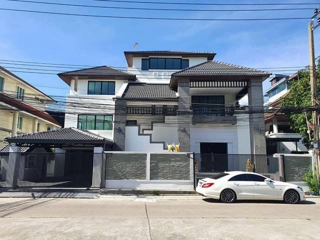 ให้เช่าสำนักงาน 4.5 ชั้น 600 ตรม. ทาวน์อินทาวน์ ถนนศรีวรา ใกล้ทางด่วน ใกล้เลียบด่วน *** ราคาเช่า 150,000/ เดือนติดต่อ::  ชยา  โทร/ID Line:: 0942823961   Link Line:: https://line.me/ti/p/3xFA1An8Kcรหัส # JD775สำนักงาน 4.5 ชั้น ทาวน์อินทาวน์ ถนนศรีวรา ใกล้ทางด่วน ใกล้เลียบด่วน ที่ดิน 123 ตารางวา พื้นที่ใช้สอย 600 ตารางเมตรตกแต่งแล้ว พร้อมใช้จดบริษัทได้, รับต่างชาติเหมาะทำสำนักงาน, คลินิก, โชว์รูม, สตูดิโอเดินทางสะดวก ใกล้ทางด่