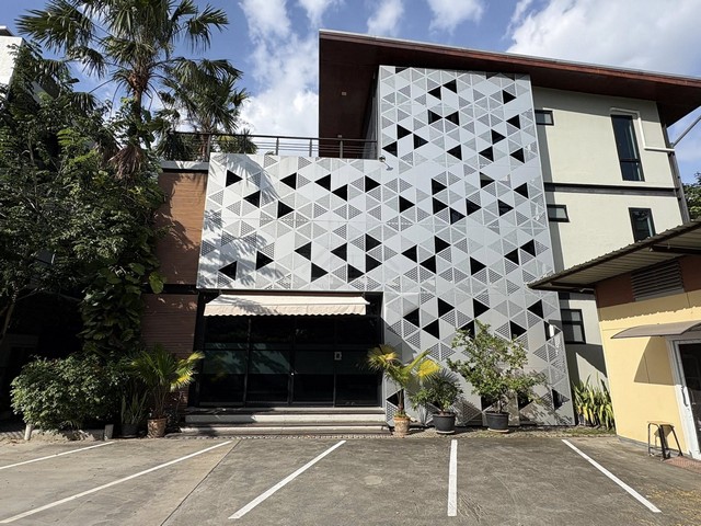 ให้เช่าสำนักงานพร้อมใช้ 3 ชั้น 850 ตร.ม. ย่านลาซาล สุขุมวิท 105 บรรยากาศร่มรื่น จอดรถหลายคัน ตกแต่งพร้อมใช้ ใกล้ BTS แบริ่ง  *** ราคาเช่า 180,000 บาท / เดือน  ติดต่อ::  ชยา โทร/ID Line:: 0942823961   Link Line:: https://line.me/ti/p/3xFA1An8Kcรหัส# T26-158สำนักงาน 3 ชั้น ย่านลาซาล สุขุมวิท 105 บรรยากาศร่มรื่น ใกล้ BTS แบริ่ง 10 นาที • ที่ดินขนาด 543 ตรว.• พื้นที่ใช้สอยรวมประมาณ 850 ตร.ม.• ห้องทำงาน/ห้องประชุม/พื้นที่ใช้สอย 12 ห้อง• ห้องน้ำ 4 ห้�