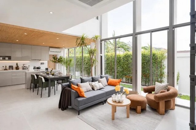 Rare Item บ้านหรูใจกลางเมือง ตรงข้าม Central EastVilleIZEN URBAN RESIDENCEราคาเริ่ม 16.9 ล้านบาท พร้อมแอร์ทั้งหลังบ้านเดี่ยว Modern Luxury ดีไซน์โปร่งโล่งด้วย Double Volume สูง 6 เมตรพร้อมพื้นที่ใช้สอยขนาดใหญ่ 338 ตร.ม.ออกแบบเพื่อครอบครัวที่ต้องการทั้ง “พื้นที่” ความเป็นส่วนตัว และการใช้ชีวิตใจกลางเมืองอย่างลงตัว- 4 ห้องนอน 5 ห้องน้ำ- พร้อมแอร์ทั้งหลัง- Private Garden- Smart Home + Solar Rooftop พื้นที่นั่งเล่นขนาดใหญ่ รับแสงธรรมชาต
