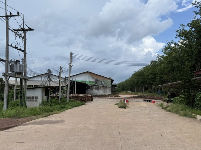 ขายโรงงานเนื้อที่ทั้งหมด 16-2-62 ไร่ มีใบรง.4 วังจันทร์ ระยองรหัสทรัพย์: FS276(กรุณาใช้รหัสนี้ในการสอบถาม FS276)พื้นที่ใช้สอย 5200 ตรม.มีออฟฟิศ 2 หลังออฟฟิศด้านหน้า 1 หลัง ห้องน้ำในตัวออฟฟิศในอาคาร 1 ห้อง ห้องน้ำในตัวห้องพักในอาคาร 3 ห้อง ห้องน้ำในตัวห้องน้ำสำหรับพนักงาน 3 ห้องบ้านพักคนงาน 40 ห้องไฟฟ้า 3 เฟสโซล่าเซลล์ขนาด 301 kWระบบน้ำประปาและน้ำบ่อพิกัด : ต.พลงตาเอี่ยม อ.วังจันท�