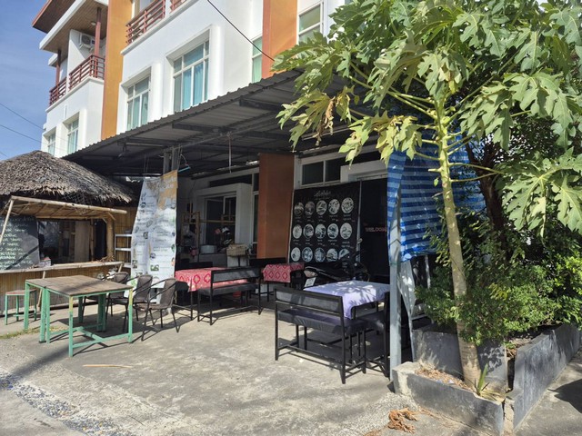   ขาย บ้านเดี่ยว/ทาวน์เฮ้าส์/คอนโด โครงการ อาคารพาณิชย์ 3 ชั้น ตำบลราไวย์  ถนน/ซอย ตำบล ราไวย์ อำเภอ เมืองภูเก็ต จังหวัด ภูเก็ต  ราคา   5,500,000    บาท  (ราคาต่อรองได้)  รายละเอียดทรัพย์ -  เนื้อที่ 17.30 ตร.ว  พิกัดทรัพย์ : https://maps.app.goo.gl/f49kg1WBPUc6s9iH8  สถานที่ใกล้เคียง   -แม็คโคร ราไวย์2 -หาดราไวย์  รหัสทรัพย์ (Code ID)  : PBMS-26-SH26031   สอบถามเพิ่มเติม / นัดชม โทร. 096-932-4624 (ออมสิน) โทร. 097-419-5982 (พลอย) Line : @panaya (มี@ด้านหน้า)  ปรึกษ�