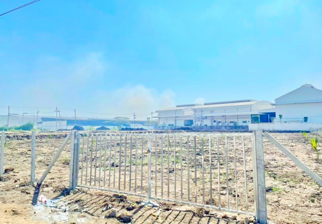สถานตากอากาศบางปู 4.9 กม.19,998 B-M. รร.สาธิตบางนา 4กม. สุวรรณบุตร 1 ที่ดินเปล่า 2 ไร่ 800 ตร.ว. หรือ 3,200 ตร.ม.  ใกล้เซาธ์อีสท์บางกอก 2.8 กม. ที่ดินถมแล้วรูปสี่เหลี่ยมผืนผ้าสวย เหมาะสำหรับสร้างโกดัง โรงงาน ศูนย์กระจายสินค้า หรือธุรกิจด้านโลจิสติกส์ ใกล้รพ.จุฬารัตน์ 3 2.5 กม. รายล้อมด้วยนิคมอุตสาหกรรม สถานศึกษา และแหล่งชุมชน เดินทางสะดวก เชื่อมต่อได้หลายเส้นทางBangPu Recreation 4.9km. 3,200sq.m. 2.8km. Southeast Ban