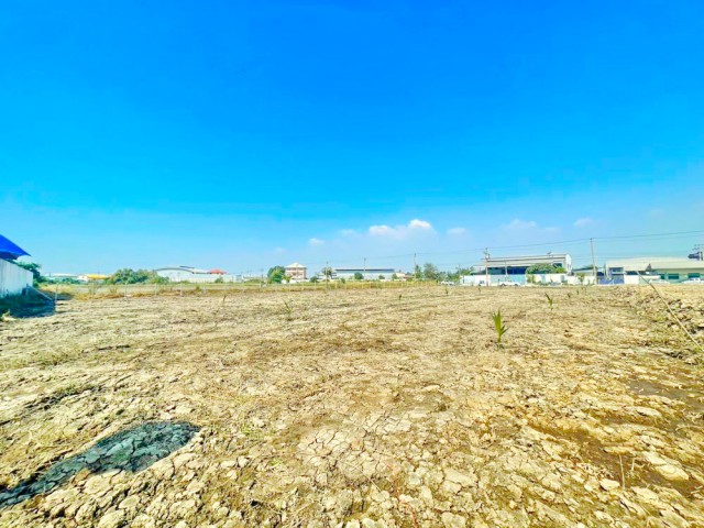 รร.สาธิตบางนา 4กม. สุวรรณบุตร 1 ที่ดินเปล่า 2 ไร่ 800 ตร.ว. หรือ 3,200 ตร.ม. สถานตากอากาศบางปู 4.9 กม. ใกล้เซาธ์อีสท์บางกอก 2.8 กม. 19,999 B-M.ที่ดินถมแล้วรูปสี่เหลี่ยมผืนผ้าสวย เหมาะสำหรับสร้างโกดัง โรงงาน ศูนย์กระจายสินค้า หรือธุรกิจด้านโลจิสติกส์ ใกล้รพ.จุฬารัตน์ 3 2.5 กม. รายล้อมด้วยนิคมอุตสาหกรรม สถานศึกษา และแหล่งชุมชน เดินทางสะดวก เชื่อมต่อได้หลายเส้นทางBangna Demonstration School 4km.Suwannabut 1 Vacant land 