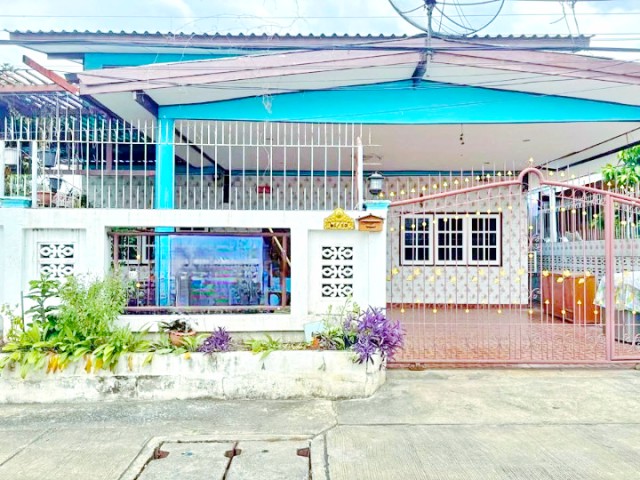ทำเลไสวประชาราษฎร์ 5-11 บ้านเดี่ยว 2 ชั้น 3 นอน 1 น้ำ ใกล้ตลาด AC ลำลูกกาคลอง 4 500 ม.เนื้อที่ 50 ตร.ว.200 ตร.ม. พื้นที่ใช้สอยกว้างขวาง บ้านครึ่งปูนครึ่งไม้ 7,999 B-M. บรรยากาศอบอุ่น เหมาะสำหรับอยู่อาศัย ทำเลดี ใกล้บิ๊กซี ลำลูกกาคลอง 4  900 ม.แหล่งชุมชน สถานศึกษา และสถานที่สำคัญ เดินทางสะดวก เชื่อมต่อถนนหลายสายSaipracharat 5-11 Two-story detached house with 3 bed and 1 bath near AC Market Lam Luk Ka Khlong 4 500 m. Land area 50 sq.wa. or 200 sq.m. Spacious living area with a half concrete half wooden structure. R