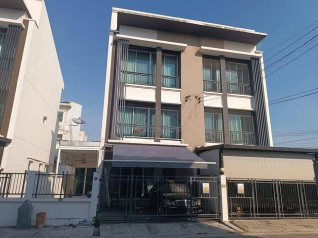 ให้เช่าทาวน์โฮม 3 ชั้น 3 ห้องนอน บ้านกลางเมือง โชคชัย 4 ซอย 50 ทำเลดี ใกล้เซ็นทรัลอีสวิว *** ราคาเช่า 30,900 บาท/เดือน -- ต่างชาติ 32,500 บาทติดต่อ:: ชยา โทร/ID Line:: 0942823961Link Line:: https://line.me/ti/p/3xFA1An8Kcรหัส# T26-760ทาวน์โฮม 3 ชั้น บ้านกลางเมือง โชคชัย 4 ซอย 50 ทำเลดี ใกล้เซ็นทรัลอีสวิว • ขนาด 25.7 ตร.วา  • พื้นที่ใช้สอย 149 ตรม.• 3 ห้องนอน • 3 ห้องน้ำ • จอดรถได้ 2 คัน• แต่งครบ เรียบหรู เดินทางสะดวก ใกล้เลียบทางด่วนรามอินท