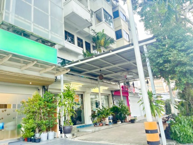 อาคารพาณิชย์ให้เช่า 49,999 B-M. CJ More พื้นที่ชั้น 1  รร.นานาชาติ  2 นอน 1 น้ำ ขนาด 32 ตร.ว. พื้นที่ใช้สอย 71 ตร.ม.ทำเลติดถนนสุขุมวิท ร้านค้า สำนักงาน คลินิก และธุรกิจบริการ เหมาะสำหรับใกล้พาราไดซ์ พาร์ค 2.2 กม.ตลาดโรงพยาบาล และแหล่งไลฟ์สไตล์สำคัญ  และศรีนครินทร์BTS ย่านบางนาปุณณวิถี 1.4กม.BTS  1.4 km. Commercial building for markets floor with 2 bed and 1 bath near rent 1st  and CJ More. usable areaPunnawithi 71 sq.m. Rental price 49,999 B-M. Prime location suitable for retail shops lifestyle offices clinics and service businessesSukhumvit  near Para