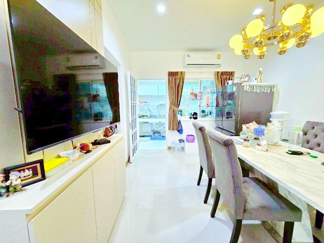 บ้านใหม่พร้อมเฟอร์ฯครบโฮมออฟฟิศ บางนา-สวนหลวงใกล้ศูนย์การค้าตลาดทุ่ง​เศรษฐี​ ถ.กาญจนาภิเษก56 ทาวน์โฮม 2 ชั้น 3 นอน 3 น้ำ บางนา ทำเลศักยภาพ ใ-สวนหลวง ใกล้ตลาดราม 2 900 ม. ตร.ม. 28,999 B-M.22 ตร.ว.180 เหมาะสำหรับอยู่อาศัย กล้บางนา และสวนหลวง ร.9 1 กม.  โกลเด้น เดินทางสะดวก สถานศึกษา และสถานที่พักผ่อนชั้นนำหPrime locatio ThungSetthi Market Kanchanaphisek Land area 22 Rd.56 2-story townhome 3 bed 3 bath near Ram 2 Market 900 m. usable area 180 sq.m. Rental Goldenprice 28,999 B-M. Brand new fully furnished home in Bangna-