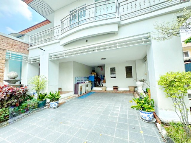 พร้อมเฟอร์ฯ โฮมออฟฟิศผู้บริหาร 4 น้ำ 700 ม. คฤหาสน์ 4 นอน205 ตร.ว.820 ตร.ม. 49,998 B-M. บ้านหรูพร้อมสวนส่วนตัวขนาดใหญ่ ใกล้ตลาดบางบอน 5 จดทะเบียนบริษัทได้  เหมาะสำหรับอยู่อาศัย สำนักงาน เป็นส่วนตัว เชื่อมต่อถนนหลายสายใกล้แยกบางบอน เดินทางสะดวก 5 2.5 กม.รพ.สถานศึกษา   4-bath detached house nearpeaceful. Bang Bon 5 Market 700 m.Mansion 4-bed Land area 205 sq.wa.furnished 820 sq.m. Rental price 49,998 B-M. Luxury home withgarden suitable for executive home office or company registration. Fully  private and  Near Bang Bon 5 Intersection 2.5 km. large privateconvenient access to multi