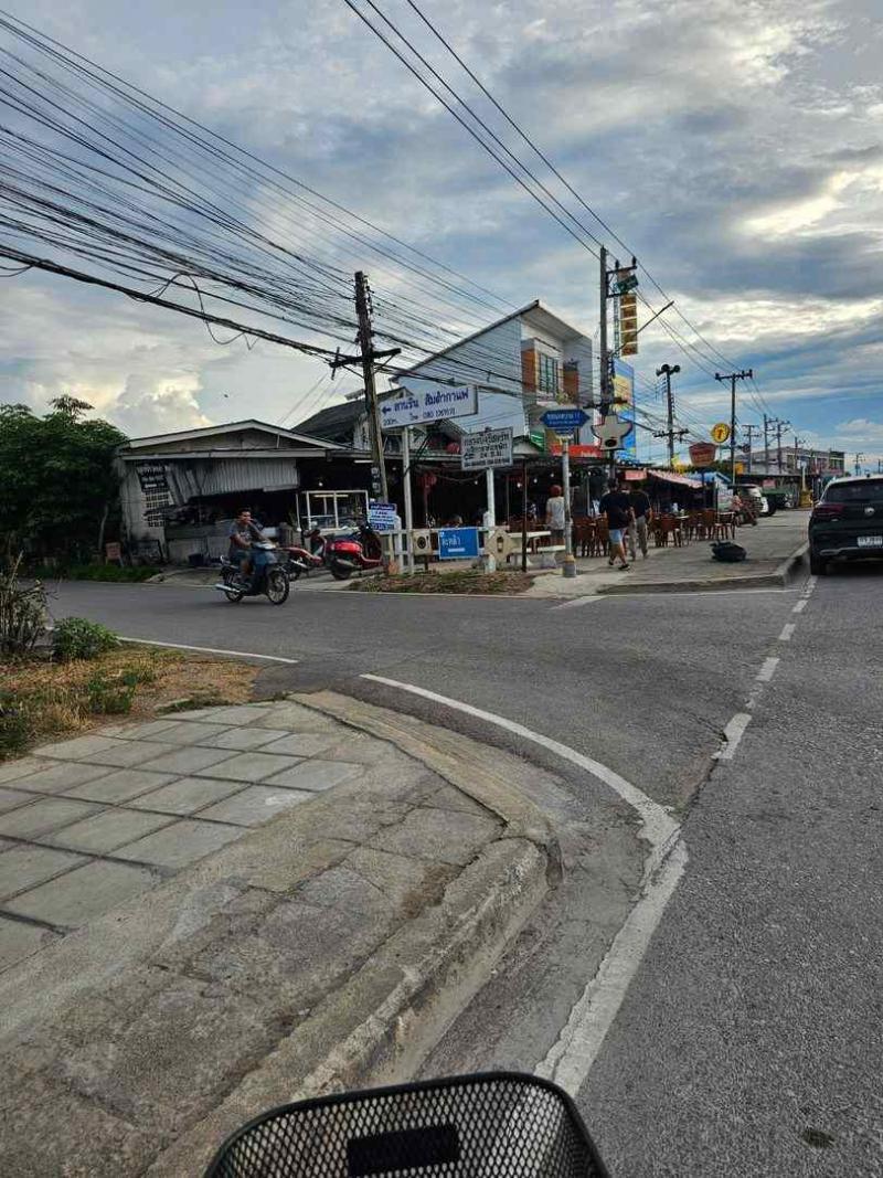 ขายที่ดิน ทำเลทอง ในเขตเทศบาลจอมบึง จังหวัดราชบุรีที่ตั้ง : ตำบลจอมบึง อำเภอจอมบึง จังหวัดราชบุรี 70150พิกัด : https://maps.app.goo.gl/qT7iNGJB829Y7SPK7 ขนาดเนื้อที่รวม : 4 ไร่ 3 งาน รายละเอียด-โฉนดจำนวน 4 ใบ-ที่ดินถมแล้ว ระดับเสมอถนน พร้อมพัฒนา-หน้ากว้างติดถนนลาดยางกว่า 82 เมตร-ตั้งอยู่ใน ซอยเทศบาล 11 (ซอยร้านอาหารตะหลิว)-ตรงข้ามเรือนชมดาวรีสอร์ท-ห่างจากถนนสาย 3087 ประมาณ 400 เมตร-ที่ดินอยู่เยื้อง�