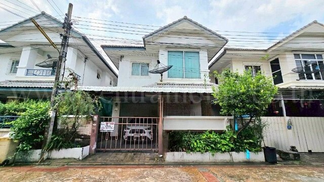 รหัสทรัพย์ : 7161บ้านเดี่ยว ดอนเมือง โครงการแฮปปี้โฮม ซอยช่างอากาศอุทิศ 10 ทำเลดี พร้อมอยู่ ราคาถูกที่ตั้ง :&nbsp;ถนนช่างอากาศอุทิศ 10 แขวงดอนเมือง เขตดอนเมือง กรุงเทพมหานคร 10210รายละเอียดทรัพย์- บ้านเดี่ยว 2&nbsp;ชั้น ขนาดพื้นที่ 31 ตารางวา พื้นที่ใช้สอย 180 ตารางเมตร- 4&nbsp;ห้องนอน, 3&nbsp;ห้องน้ำ,&nbsp;1 ห้องรับแขก,&nbsp;2 ห้องครัว, 1 ที่จอดรถ- แอร์ 4 เครื่อง, เฟอร์นิเจอร์บางส่วน, ปั๊มน้ำ + แทงก์น้