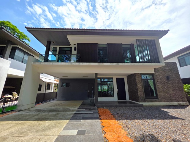 ขายบ้านเดี่ยวสองชั้น มัณฑนา รามอินทรา-วงแหวน (Manthana Ramintra-Wongwaen)ที่ดิน 106 ตร.วา บ้านหลังใหญ่ติดถนนเมนของหมู่บ้านตั้งอยู่ ถนนกาญจนาภิเษก(คู่ขนาน) แขวงคันนายาว เขตคันนายาว กรุงเทพมหานคร 10230พื้นที่โครงการ 143 ไร่ จำนวนแปลงขาย 590 แปลงโครงการร่มรื่นด้วยต้นไม้ใหญ่ตลอดแนวถนนเมน เชื่อมต่อความรื่นรมย์ของสวนสาธารณะขนาดใหญ่กลางโครงการ พร้อมด้วยสโมสรใหญ่ สระว่ายน้ำสำหรับทุ�
