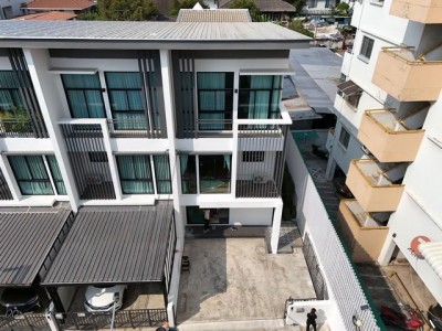 ให้เช่าทาวน์โฮม 3 ชั้น โครงการ cozy โชคชัย 4 ซอย 30 ตกแต่งสวยพร้อมเข้าอยู่ เฟอร์นิเจอร์ครบติดต่อ คุณช่อผกา โทร 0616198565 LINE 0616198565สำรอง LINE 0812523279 ส่งลิ้งก์ไว้ได้เลย- ให้เช่าทาวน์โฮม 3 ชั้น โครงการ cozy โชคชัย 4 ซอย 30- พื้นที่ใช้สอย 207 ตรม. (บ้านใหม่มาก) แต่งตกครบ บิ้วอินทั้งหลังเฟอร์นิเจอร์ครบ- 3 ห้องนอน- 3 ห้องน้ำ- 1 ห้องครัวเล็ก- 1 ห้องครัวใหญ่- 1 โรงจอดรถ (ต่อเติมหลังคาโรงจอดรถพร้อม)- และพื้น�
