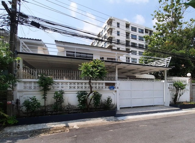 BH4166 ให้เช่าบ้านเดี่ยวห้วยขวาง ประชาราษฎร์บำเพ็ญ 24 บ้านพร้อมอยู่ ใกล้ MRT ห้วยขวาง ทำเลใจกลางเมืองติดต่อ Agent คุณบัว (Bua)Tel: 093-646-4597&nbsp;LINE ID: Bua093ค่าเช่า 50,000 บาท/เดือนให้เช่าบ้านเดี่ยว 2 ชั้น ประชาราษฎร์บำเพ็ญ 24 ห้วยขวาง (House for Rent Pracharat Bamphen 24, Huai Khwang) ทำเลศักยภาพใจกลางกรุงเทพฯ ใกล้ MRT ห้วยขวางเพียง 1 กม. เหมาะสำหรับครอบครัวหรือผู้ที่ต้องการบ้านพื้นที่ใหญ่ในเมือง เดินทางสะดวก ใกล้แหล่งไลฟ์�