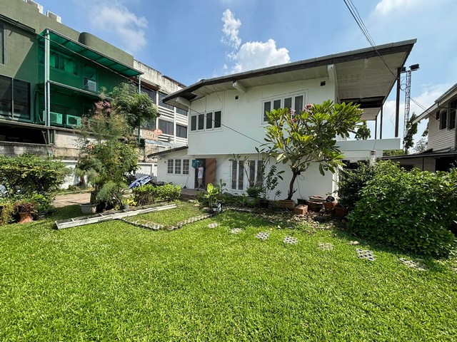 ให้เช่าบ้านเดี่ยว 2 ชั้น 150 ตร.วา เอกมัย 28 สุขุมวิท 63 เหมาะรีโนเวททำธุรกิจ อาทิ Home Office, Clinic, Wellness, Spa, ร้านกาแฟ, Workshop, โยคะในสวน, ทำ air bnb *** ราคาเช่า 150,000 บาท/เดือน ติดต่อ:: ชยา โทร/ID Line:: 0942823961Link Line:: https://line.me/ti/p/3xFA1An8Kcรหัส# T26-826 บ้านเดี่ยว 2 ชั้น ซอยเอกมัย 28 สุขุมวิท 63 เหมาะรีโนเวททำธุรกิจ • เนื้อที่ 150 ตารางวา  (ที่ทั้งแปลง 280 ตรว. หากต้องการพื้นที่เพิ่มเติม พูดคุยกันได้)• พื้นที่ใช้สอยในบ้านประมาณ 250 ตรม.• 