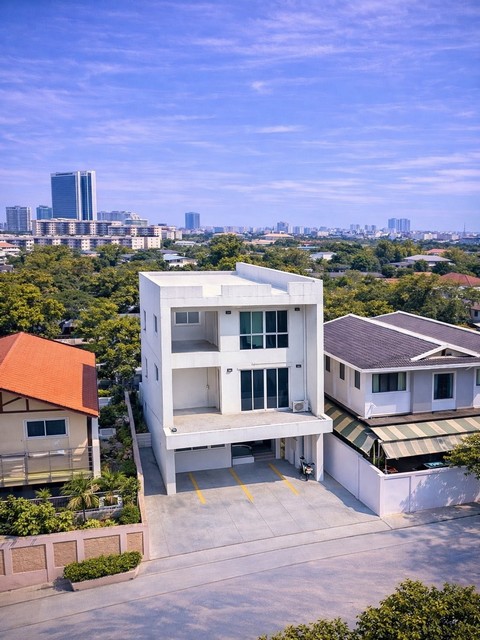 ให้เช่าโฮมออฟฟิศ 3 ชั้น + ดาดฟ้า 750 ตรม. ใจกลางเมือง ย่านเพชรบุรี – พระราม 9 ใกล้ รพ.กรุงเทพ และ RCA *** ราคาเช่า 79,000 บาท/เดือน ติดต่อ:: ชยา โทร/ID Line:: 0942823961   Link Line:: https://line.me/ti/p/3xFA1An8Kcรหัส# T26-081โฮมออฟฟิศ 3 ชั้น + ดาดฟ้า ใจกลางเมือง ย่านเพชรบุรี – พระราม 9 ใกล้ รพ.กรุงเทพ และ RCA• ที่ดิน 55 ตร.วา • พื้นที่ใช้สอยรวมประมาณ 750 ตร.ม.• 5 ห้องนอน• 4 ห้องน้ำ• รองรับที่จอดรถหลายคัน• จดทะเบียนบริษัทได้• สภาพพร้อมใช�