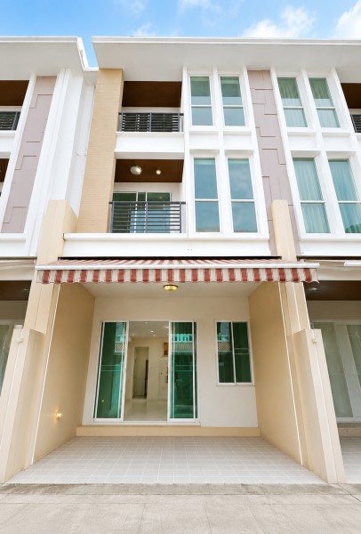 ถูกที่สุดใน3โลก ลาดกระบัง1-5 อ่อนนุช73 ทาวน์โฮม 3 ชั้น 3 นอน 3 น้ำ 21 อ่อนนุช-วงแหวน ใกล้รพ.จุฬารัตน์ 7 1.2 กม.สำหรับโฮมออฟิศ อยู่อาศัย ฟังก์ชันครบ  ตร.วา.250  ตร.ม. 17,998B-M.โครงการคุณภาพ ใกล้เดอะ พาซิโอ มอลล์ 1.3 กม. Airport Rail Link สนามบินสุวรรณภูมิและตลาดลานบุญ เหมาะ และแหล่งไลฟ์สไตล์สำคัญในย่านลาดกระบังThe cheapest in the whole73 3-story townhome  Lat Chularat   3bed 17,998B-M. 3bath On Nut - Outer Ring Road on 21 sq.wa. world.Onnut  with 250 sq.m. usable area near7 Hospital 1.2 km. and Lan Boon Market. Rent  Suitable for home office or