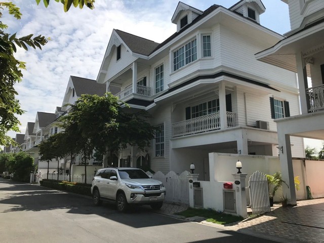 ให้เช่า #บ้านเดี่ยว หมู่บ้านแฟนตาเซีย วิลล่า 3 ซอยสันติคาม14 (สุขุมวิท109 ) #ใกล้BTSแบริ่งราคาเช่า :  85,000 บาท/เดือน#รายละเอียดประเภททรัพย์ : บ้านเดี่ยวหลังใหญ่ สไตล์ยุโรป 3 ชั้น #วิวสระว่ายน้ำหมู่บ้าน : แฟนตาเซีย วิลล่า 3 ขนาด : 55.5 ตารางวาพื้นที่ใช้สอย : 240 ตรม.จำนวนห้อง : 4 ห้องนอน 4 ห้องน้ำ - ห้องรับแขก เพดานสูง double floor- ห้องครัวขนาดใหญ่ อุปกรณ์ครัวครบ เครื่องล้างจาน- ห้องทำงาน/เอนก�