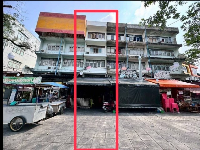 ขาย #อาคารพาณิชย์ 4 ชั้นครึ่ง 1 คูหา ทำเลทอง ซ. เอกมัย 30 ใจกลางเมือง #ใกล้BTSเอกมัย เหมาะทำโฮมออฟฟิศ ร้านค้า หรือปล่อยเช่าลงทุนราคาขาย: 8,000,000 บาท(ราคาประเมิน 11,000,000 บาท)#รายละเอียดประเภททรัพย์ :  อาคารพาณิชย์ 4 ชั้นครึ่ง (มีชั้นลอย)ขนาดที่ดิน : 17.1 ตร.วาพื้นที่ใช้สอย : ประมาณ 220 ตร.ม.จำนวนห้อง : 4 ห้องนอน 2 ห้องน้ำ- มีชั้นลอย และต่อเติมเพิ่มเฟอร์นิเจอร์ และ เครื่องใช้ไฟฟ้า : แอร์ 2 เคร�