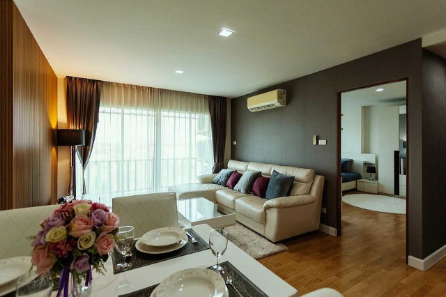 AOM 2890ปล่อยเช่าคอนโดห้องใหญ่พิเศษ 51.75 ตร.ม. คาซ่า คอนโด ช้างเผือก ห้องไซส์ใหญ่ อยู่สบาย โปร่งโล่งเหมือนอยู่บ้าน เฟอร์นิเจอร์และเครื่องใช้ไฟฟ้าครบ พร้อมหิ้วกระเป๋าเข้าอยู่ทันที  1  ห้องนอน   1   ห้องน้ำ  ใช้สอย   51.75 ตร.ม.ราคาเช่า 14,000 / เดือนห้องกว้างสะใจ ในราคาสุดคุ้ม! คาซ่า คอนโด ช้างเผือกขนาด 51.75 ตร.ม.แบ่งโซนนั่งเล่นและห้องนอนเป็นสัดส่วน บรรยากาศเงียบสงบ เหมาะสำหรับคนช