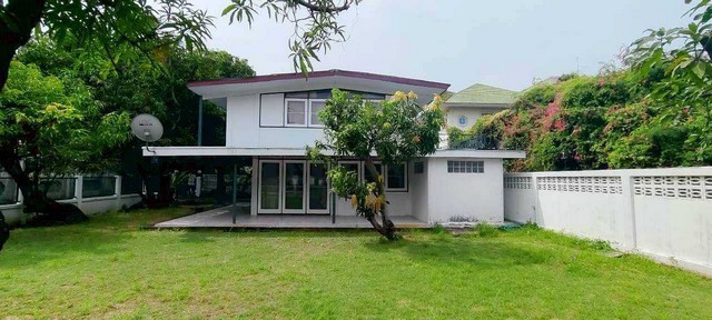 ขายบ้านเดี่ยว 2 ชั้น หมู่บ้านมิตรภาพ 3 ซ. ศรีนครินทร์ 38 แขวงหนองบอน เขตประเวศ กทม 10250เนื้อที่ 97 ตารางวาบ้านเดี่ยวที่ให้คุณได้พักผ่อนอย่างแท้จริงพื้นที่กว้าง บรรยากาศธรรมชาติ ร่มรื่น เงียบสงบหน้าบ้านทิศใต้ ลมดี อยู่สบายทุกวันเป็นส่วนตัว แต่ยังเดินทางสะดวก ตอบโจทย์ชีวิตคนเมืองอย่างลงตัวรายละเอียด :บ้านเดี่ยว 2 ชั้นเนื้อที่ 97 ตารางวาพื้นที่ใช้สอย 140 ตารางเมตร