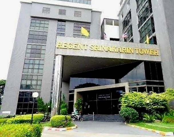 ให้เช่าพื้นที่สำนักงาน Regent Srinakarin Tower (รีเจ้นท์ ศรีนครินทร์ ทาวเวอร์)  ซ.ศรีนครินทร์18  มีขนาดพื้นที่ในสำนักงาน 63.52 ตารางเมตร มีทั้งหมด 3ห้อง ห้องประชุม ห้องผู้จัดการ และห้องพนักงาน  รายละเอียด อยู่ในโครงการ รีเจ้นท์  ศรีนครินทร์ ทาวเวอร์ ชั้น5 อาคารB ซึ่งเป็นชั้นที่มีส่วนกลาง สระว่ายน้ำ และ Fitness เข้าออกด้วยระบบ (Auto Access Card) / ระบบรักษาความปลอดภัยตลอด 24 ชม. / ที่จอดรถ  การเดินทา�